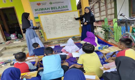 Seiring berjalannya waktu dan kemanfaatan yang sudah mulai dirasakan masyarakat, kini Rumah Belajar “ Anak Juara” yang ada di Desa Berdaya Manggungsari, Kecamatan Weleri, Kabupaten Kendal semakin diminati  anak-anak yang ingin ikut belajar khususnya bahasa Inggris.