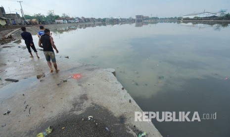 Seiring meluapnya Sungai Citarum, ketinggian air Danau Retensi di Cieunteung, Kecamatan Baleendah, Kabupaten Bandung, terus meningkat, Kamis (8/11).