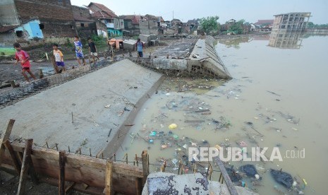 Seiring meluapnya Sungai Citarum, ketinggian air danau atau kolam di Cieunteung, Kecamatan Baleendah, Kabupaten Bandung, terus meningkat, Kamis (8/11).