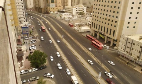 455 Stasiun Bus Beroperasi di Makkah. Foto:  Sejak dihentikannya layanan Bus shalawat dari dan Masjidil Haram, sejumlah jalan protokol di Kota Makkah sepi dari bus, Kamis (8/8). Jamaah yang hendak bepergian, terpaksa menggunakan taksi dengan harga yang cukup tinggi untuk jarak tertentu. 