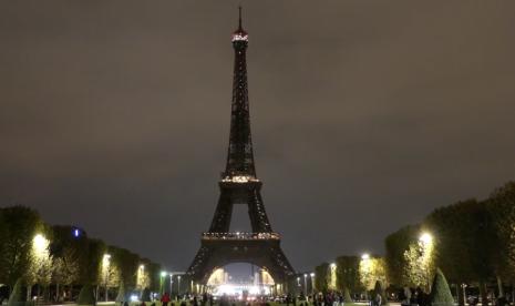 Sejak Jumat (23/9), lampu-lampu di Menara Eiffel mulai dimatikan pada pukul 23.45 waktu setempat dalam upaya untuk menghemat listrik akibat krisis energi.Saat ini Eropa tengah bergelut dengan ancaman krisis energi. Hal ini imbas sanksi ke Rusia karena serangan Kremlin ke Ukraina membawa pasokan semakin menipis. Tak hanya itu saja, harga energi melambung diyakini menimbulkan krisis baru yakni keuangan. 