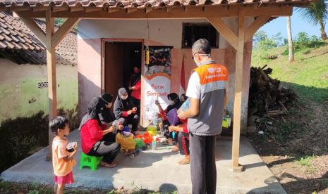 Sejak pagi para ibu Pengelola Bank Sampah binaan Rumah Zakat asyik dengan berbagai perlengkapannya. Nampak botol atau sedotan bekas ditangan mereka. 