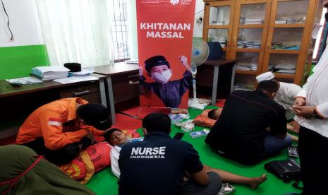 Sejak pagi suasana ramai sudah terasa di kantor Desa Kepenuhan Barat, Rokan Hulu. Disana, puluhan anak dari Desa Kepenuhan Barat, Kepenuhan Barat Mulia dan Sei Rokan Jaya bersama orang tuanya sudah hadir untuk mengikuti kegiatan khitanan massal dari Rumah Zakat, Sabtu (27/3).