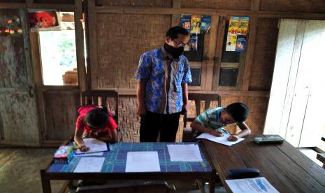 Sejak pandemi Covid-19 Suroto rutin mengunjungi siswa kelas tiga untuk belajar di rumah.