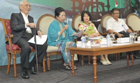 Sejarawan AB Kusuma (kiri) dalam ACARA 'Bicara Buku Bersama Wakil Rakyat' di Press Room, Kompleks Parlemen, Jakarta, Senin (16/10).