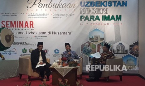 Sejarawan Islam, Rijal Mumaziq (paling kanan) saat menjadi  pembicara dalam seminar bertema Jejak ulama Uzbekistan di Nusantara di  Bayt Al-Quran dan Museum Istiqlal, TMII, Jakarta Timur, Kamis (7/2).