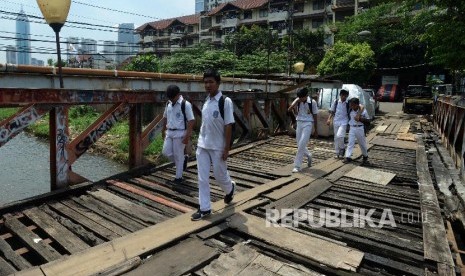 Sejulah pelajar melintasi jembatan kayu di kawasan Tanah Abang (Ilustrasi)