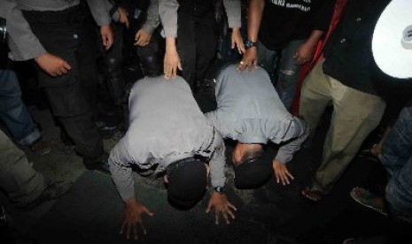 Sejumah anggota polisi melakukan sujud syukur usai Komjen Budi Gunawan dinyatakan memenangkan gugatan praperadilan.