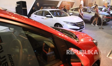 Sejumah model berpose di samping kendaraan yang dipamerkan pada Gaikindo Indonesia International Auto Show (GIIAS) 2019 di Surabaya.