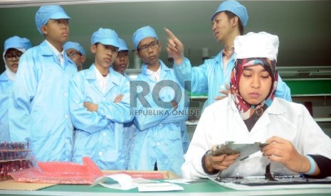 Sejumah siswa siswi SMK Negeri 4 Padalarang mengamati jalannya perakitan laptop merk Axioo di pabrik perakitannya di Kawasan Industri Pulogadung Jakarta. 