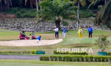 Sejumah wisatawan asing asal Singapura mengikuti kegiatan Golf Participants Wonderful Indonesia Promotion For Vaccinated Travel Lane (VTL) Sea di kawasan wisata Nongsa, Batam, Kepulauan Riau, Rabu (14/3/2022) (ilustrasi). Kepala Dinas Kebudayaan dan Pariwisata (Disbudpar) Kota Batam Kepulauan Riau, Ardiwinata, mengatakan, minat wisatawan mancanegara (wisman) yang datang untuk bermain golf di Batam kembali meningkat.