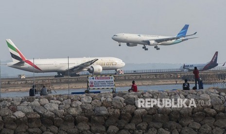 Pergerakan pesawat di landasan pacu Bandara Ngurah Rai dari Pantai Patra Bali (ilustrasi) 