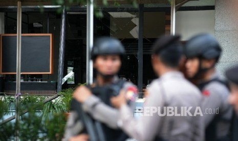 Sejumlah petugas kepolisian melakukan olah TKP pasca bom bunuh diri dan penembakan di kawasan Sarinah, Jakarta Pusat,Kamis (14/1). (Republika/Prayogi)