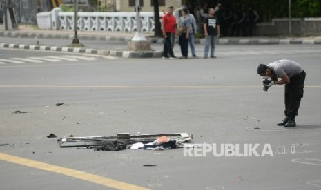 Sejumlah petugas kepolisian melakukan olah TKP pasca bom bunuh diri dan penembakan di kawasan Sarinah, Jakarta Pusat,Kamis (14/1). (Republika/Prayogi)