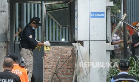 Sejumlah petugas kepolisian melakukan olah TKP pasca bom bunuh diri dan penembakan di kawasan Sarinah, Jakarta Pusat,Kamis (14/1). (Republika/Prayogi)