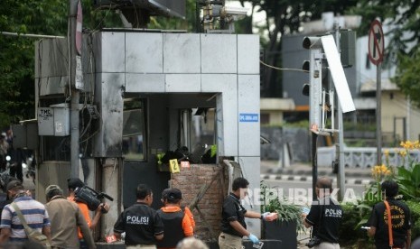 Sejumlah petugas kepolisian melakukan olah TKP pasca bom bunuh diri dan penembakan di kawasan Sarinah, Jakarta Pusat,Kamis (14/1). (Republika/Prayogi)