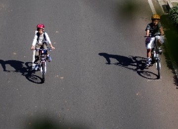 Sejumalah warga Jakarta melakukan berbagai kegiatan berolahraga saat digelarnya Hari Bebas Kendaraan Bermotor (HBKB) di Jalan Rasuna Said, Kuningan, Jakarta. Pelaksanaan HBKB dinilai mampu mengurangi polusi dan pencemaran udara di ibukota.