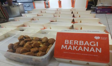  Sejumlah 190 paket makanan siap saji hari ini disalurkan kepada shelter Pondok Pesantren Nurul Iman di Dusun Sorogenen, Kalurahan Timbulharjo, Kapanewon Sewon, Kabupaten Bantul, Jumat (9/7)