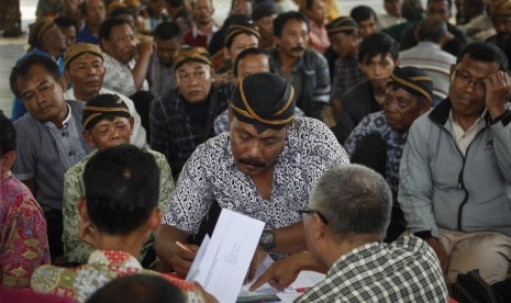 Sejumlah abdi dalem Keraton Kasunanan Surakarta Hadiningrat menerima gaji di halaman keraton setempat, di Solo. Abdi dalem Keraton Kasunanan Surakarta menerima THR bingkisan dan gaji ke-13. Ilustrasi.