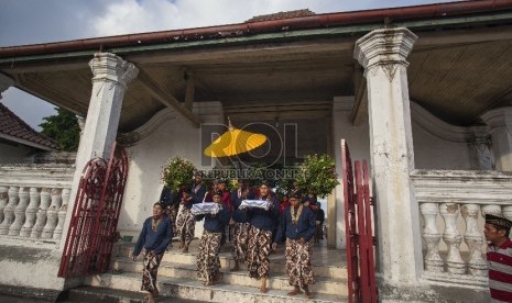 Sejumlah abdi dalem melakukan prosesi Yoso Peksi Buraq di Masjid Gede Kauman, Yogyakarta, Rabu (5/6).