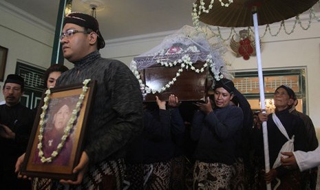 Sejumlah abdi dalem mengiringi peti jenazah adik sultan