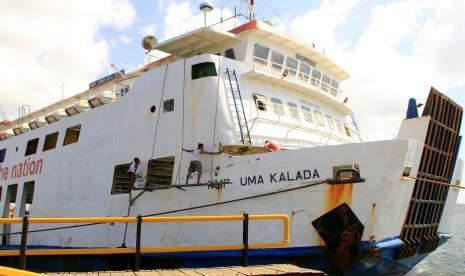 Sejumlah ABK mengecat ulang badan kapal Ferry yang sedang berlabuh di Dermaga Penyeberangan Bolok, Kabupaten Kupang, NTT, Jumat (5/6/2020). Menteri Badan Usaha Milik Negara (BUMN) Erick Thohir merombak susunan direksi PT ASDP Indonesia Ferry (Persero) berdasarkan surat keputusan Kementerian BUMN Nomor SK-215/MBU/06/2020. Dengan surat keputusan tersebut, ASDP saat ini memiliki Direktur Perencanaan dan Pengembangan baru. 