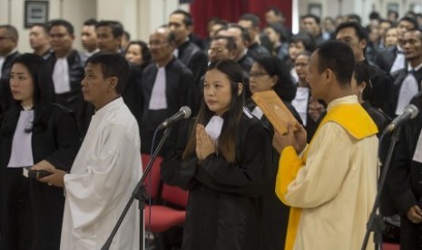 Sejumlah advokat yang tergabung dalam Perhimpunan Advokat Indonesia (Peradi) pimpinan Fauzie Yusuf Hasibuan mengucapkan sumpah atau janji Advokat di Pengadilan Tinggi Jakarta