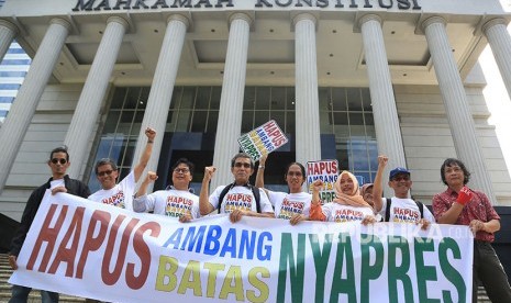 Sejumlah aktifis pro demokrasi yang mendaftarkan Pengujian Undang-Undang No.7 Tahun 2017 tentang Pemilihan Umum, membentangkan spanduk seusai melengkapi syarat gugatan di Mahkamah Konstitusi (MK),Jakarta, Kamis (21/6).