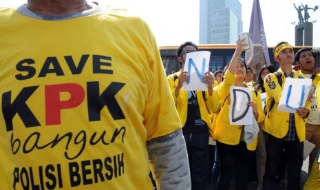  Sejumlah aktivis alumni Universitas Indonesia, IPB, serta ITB menggelar aksi dukungan terhadap KPK dan Polri untuk memberantas korupsi di Indonesia, aksi iberlangsung di Bundaran HI, Jakarta, Ahad (22/2). (foto : MgROL_34)