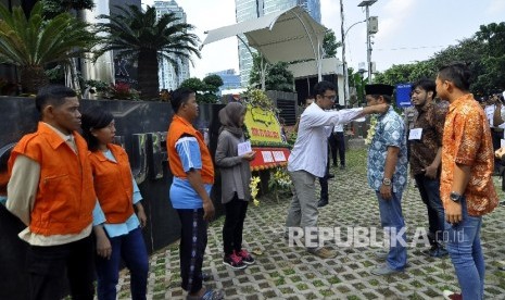 Sejumlah aktivis antikorupsi melakukan aksi parodi Pansus Hak Angket saat mengunjungi Lapas Sukamiskin di depan Gedung KPK, Jakarta, Ahad (9/7).