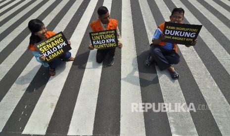 Sejumlah aktivis antikorupsi melakukan aksi parodi Pansus Hak Angket saat mengunjungi Lapas Sukamiskin di depan Gedung KPK, Jakarta, Ahad (9/7).