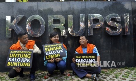 Sejumlah aktivis antikorupsi melakukan aksi parodi Pansus Hak Angket saat mengunjungi Lapas Sukamiskin di depan Gedung KPK, Jakarta (Ilustrasi)