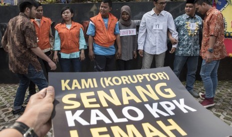 Sejumlah aktivis antikorupsi yang tergabung dalam Paguyuban Koruptor Indonesia melakukan aksi di gedung KPK, Jakarta, Minggu (9/7). 