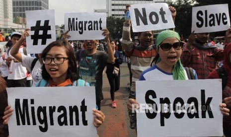 Sejumlah aktivis dari Jaringan Buruh Migran Indonesia (JBMI) melakukan aksi saat hari bebas kendaraan di Bundaran HI, Jakarta, Ahad (18/9).  (Republika/ Raisan Al Farisi)