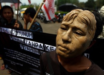 Sejumlah aktivis dari Komite Aksi Solidaritas Munir (KASUM) melakukan aksi memperingati tujuh tahun tewasnya pejuang Hak Asasi Manusia (HAM) Munir di depan Istana Merdeka, Jakarta. (Republika/Edwin Dwi Putranto)