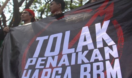 Sejumlah aktivis Front Mahasiswa Nasional (FMN) membawa poster saat berunjukrasa di depan Gedung DPRD, Malang, Jawa Timur, Jumat (12/9). 