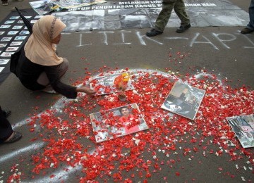 Sejumlah aktivis HAM menggelar aksi diam yang ke-238 dan tabur bunga didepan Istana Merdeka, Jakarta, Kamis (15/12). (Republika/Agung Supriyanto)