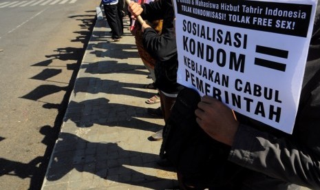 Sejumlah aktivis Hizbut Tahrir Indonesia melakukan aksi unjuk rasa menolak sosialisasi kondom di Alun - alun Purwokerto, Banyumas,Jateng, Minggu (24/6). Mereka mengecam sosialisasi kondom oleh menkes karena bertentangan keras dengan hukum Islam dan melegal