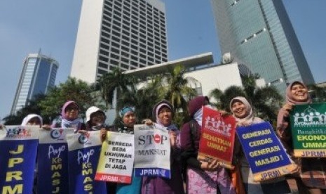 Sejumlah aktivis Jaringan Pemuda dan Remaja Masjid Indonesia melakukan kampanye menyambut Ramadhan dan ‘Gerakan Ayo ke Masjid’ di Bundaran HI, Jakarta, Ahad (24/7). Mereka mengajak umat Islam untuk mempersiapkan diri menjelang Ramadhan dan lebih giat menja