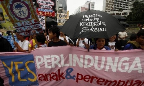 Sejumlah aktivis Komisi Perlindungan Anak Indonesia (KPAI) beserta anak-anak Koalisi Aksi Solidaritas Darurat Nasional Kejahatan Seksual, melakukan aksi di Kawasan Bunderan Hotel Indonesia, Jakarta.