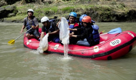 Pelepasan benih ikan ke sungai Elo. (ilustrasi)