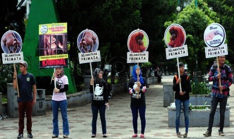  Sejumlah aktivis lingkungan yang tergabung dalam Pro Fauna peringati Hari Primata dengan melakukan aksi di taman Cikapayang, Bandung, Jumat(30/1).  (Septianjar Muharam)