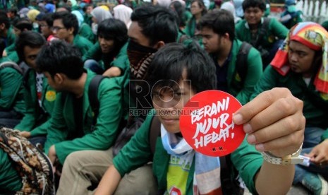  Sejumlah aktivis mahasiswa melakukan aksi damai memperingati Hari Antikorupsi Sedunia di Bundaran Hotel Indonesia, Jakarta, Senin (10/12).(Republika/Yasin Habibi)