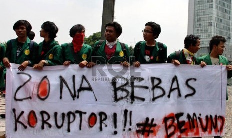  Sejumlah aktivis mahasiswa melakukan aksi damai memperingati Hari Antikorupsi Sedunia di Bundaran Hotel Indonesia, Jakarta, Senin (10/12).(Republika/Yasin Habibi)