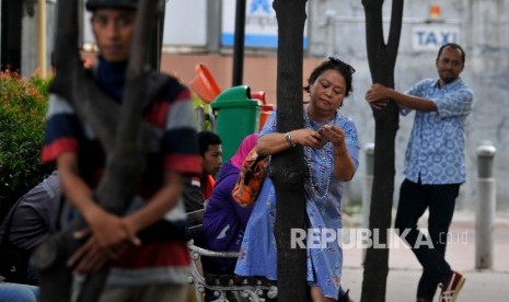 Sejumlah aktivis melakukan aksi peluk pohon di trotoar Jalan Jenderal Sudirman, Jakarta Pusat, Jumat (22/9).