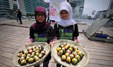 Sejumlah aktivis melakukan aksi simpatik menyambut Hari Pangan Sedunia di Bundaran Hotel Indonesia (HI), Jakarta, Selasa (16/10).  (Aditya Pradana Putra/Republika)