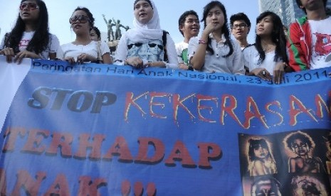 Sejumlah aktivis mengikuti aksi damai memperingati Hari Anak Nasional di kawasan Bundaran Hotel Indonesia (HI), Jakarta, Minggu (24/7). Aksi yang diprakarsai oleh komunitas peduli anak jalanan, Save Street Child tersebut menuntut jaminan hak dan perlindung