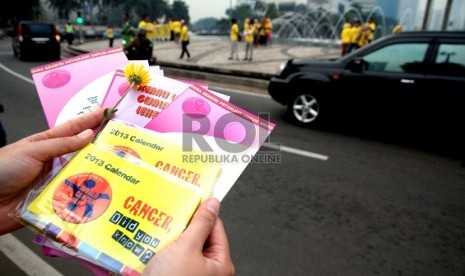  Sejumlah aktivis mengikuti aksi peduli kanker untuk memperingati Hari Kanker Sedunia di Jakarta.