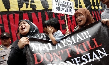 Sejumlah Aktivis Migrant Care melakukan unjuk rasa di depan Kedubes Malaysia, di Kuningan, Jakarta. Mereka menuntut perlindungan bagi TKI yang bekerja di Malaysia dan mengusut tuntas penembakan brutal oleh polisi Malaysia.