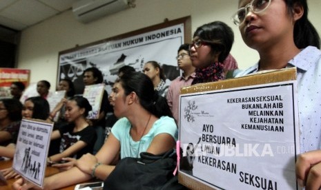 Sejumlah aktivis yang tergabung dalam Aliansi Masyarakat Peduli Korban Kekerasan Seksual mengecam kasus tindakan asusila terhadap remaja YY di Bengkulu beberapa waktu lalu di kantor LBH Jakarta, Selasa (3/5).(Republika/Rakhmawaty La'lang)